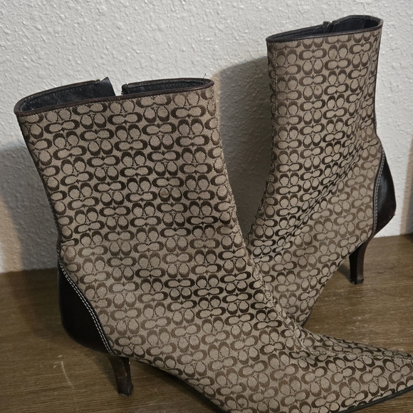 Stylish Brown Patterned Women's Boots - Picture 3 of 7